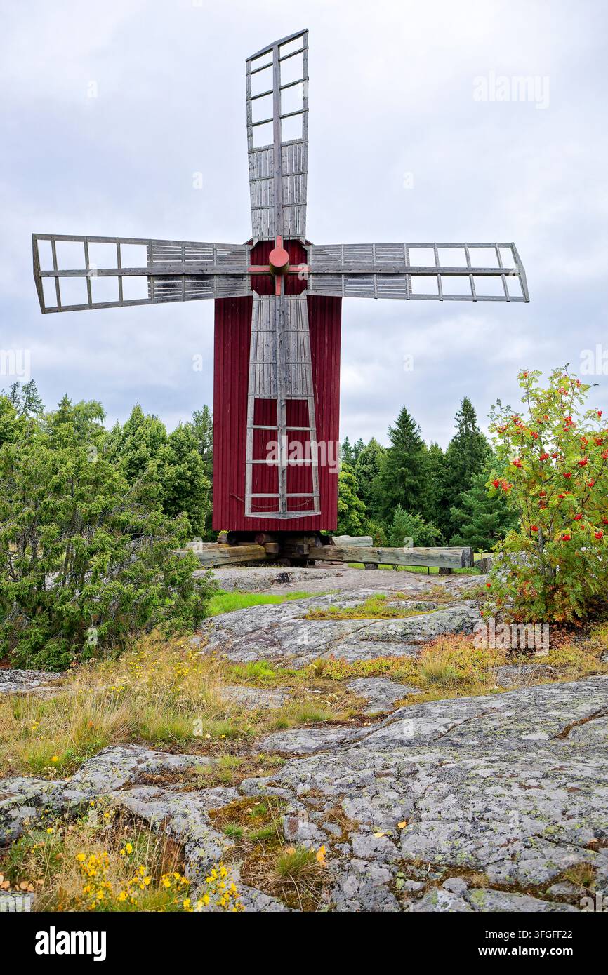 Moulin à vent rouge historique sur la colline de Myllymäki, Uusikaupunki, Finlande Banque D'Images