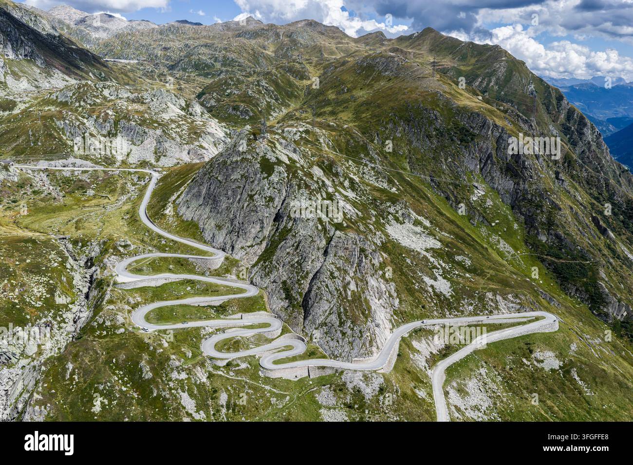 La Tremola, route serpentine mondialement célèbre à travers la Val Tremolo. La Tremolastrasse est le plus long monument de construction routière en Suisse avec 24 virages Banque D'Images