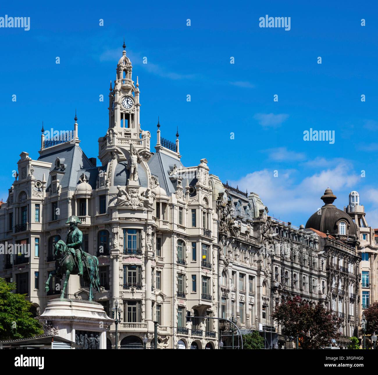 Ancien Banco Espirito Santo avec statue équestre du roi Pedro IV sur la Praca da Liberdade, vieille ville, Porto, Portugal, Porto, nord du Portugal, Port Banque D'Images