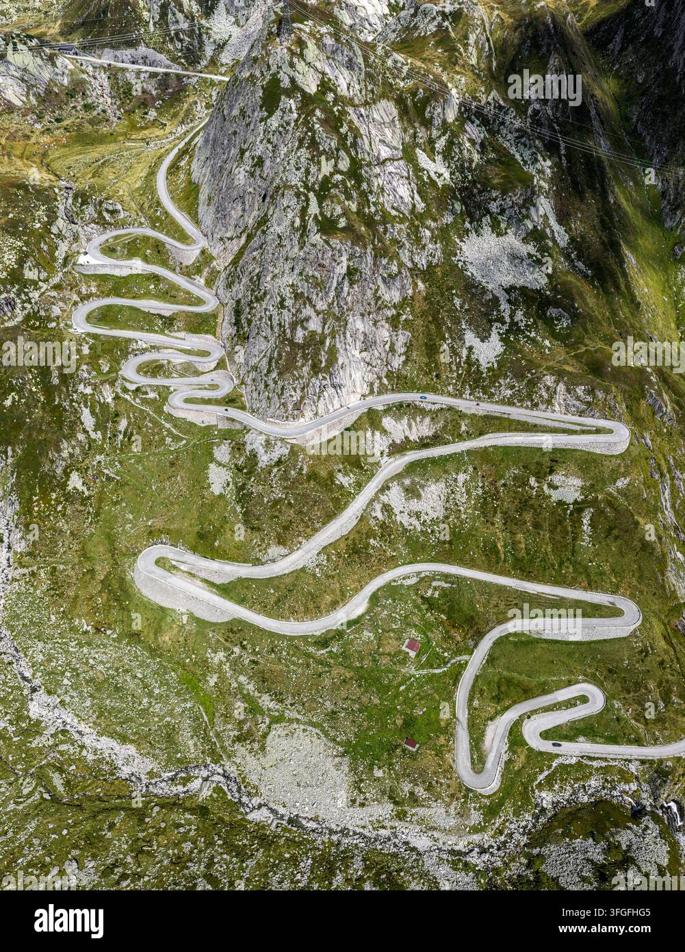 La Tremola, route serpentine mondialement célèbre à travers la Val Tremolo. La Tremolastrasse est le plus long monument de construction routière en Suisse avec 24 virages Banque D'Images