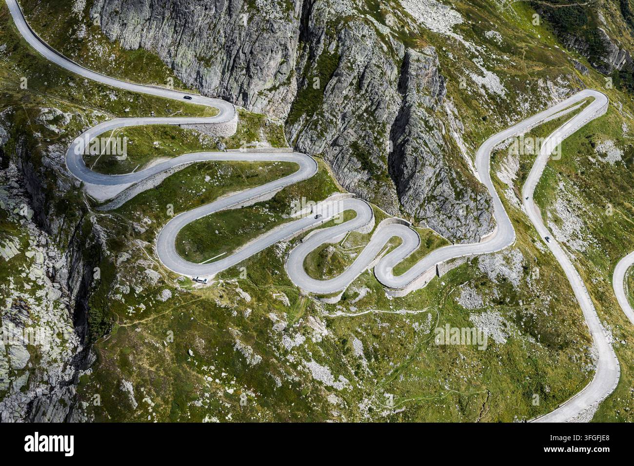 La Tremola, route serpentine mondialement célèbre à travers la Val Tremolo. La Tremolastrasse est le plus long monument de construction routière en Suisse avec 24 virages Banque D'Images
