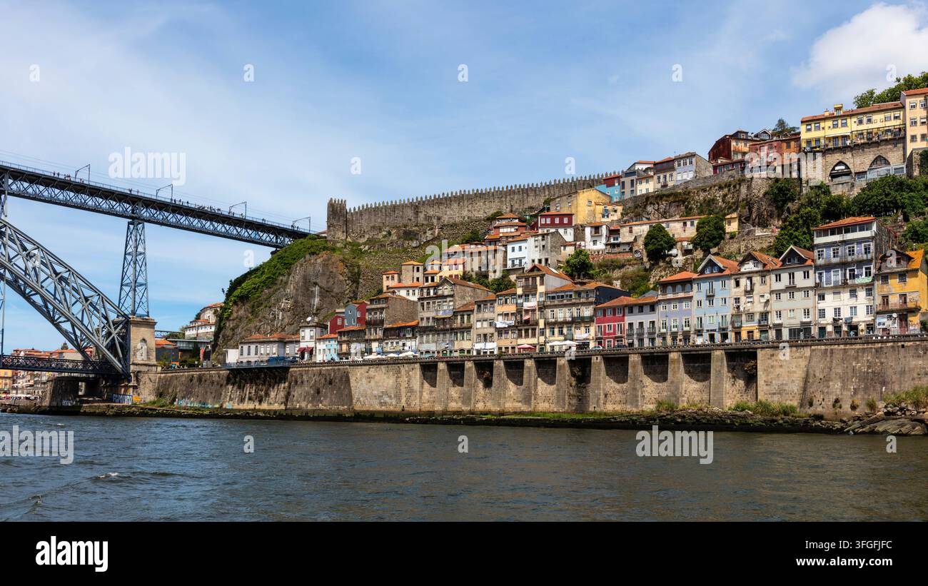 Cais da Ribeira, bord du Douro avec une vie de rue animée, Porto, Portugal, Porto, nord du Portugal, Portugal Banque D'Images