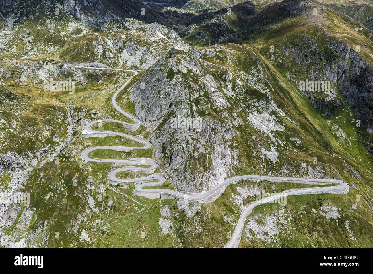 La Tremola, route serpentine mondialement célèbre à travers la Val Tremolo. La Tremolastrasse est le plus long monument de construction routière en Suisse avec 24 virages Banque D'Images