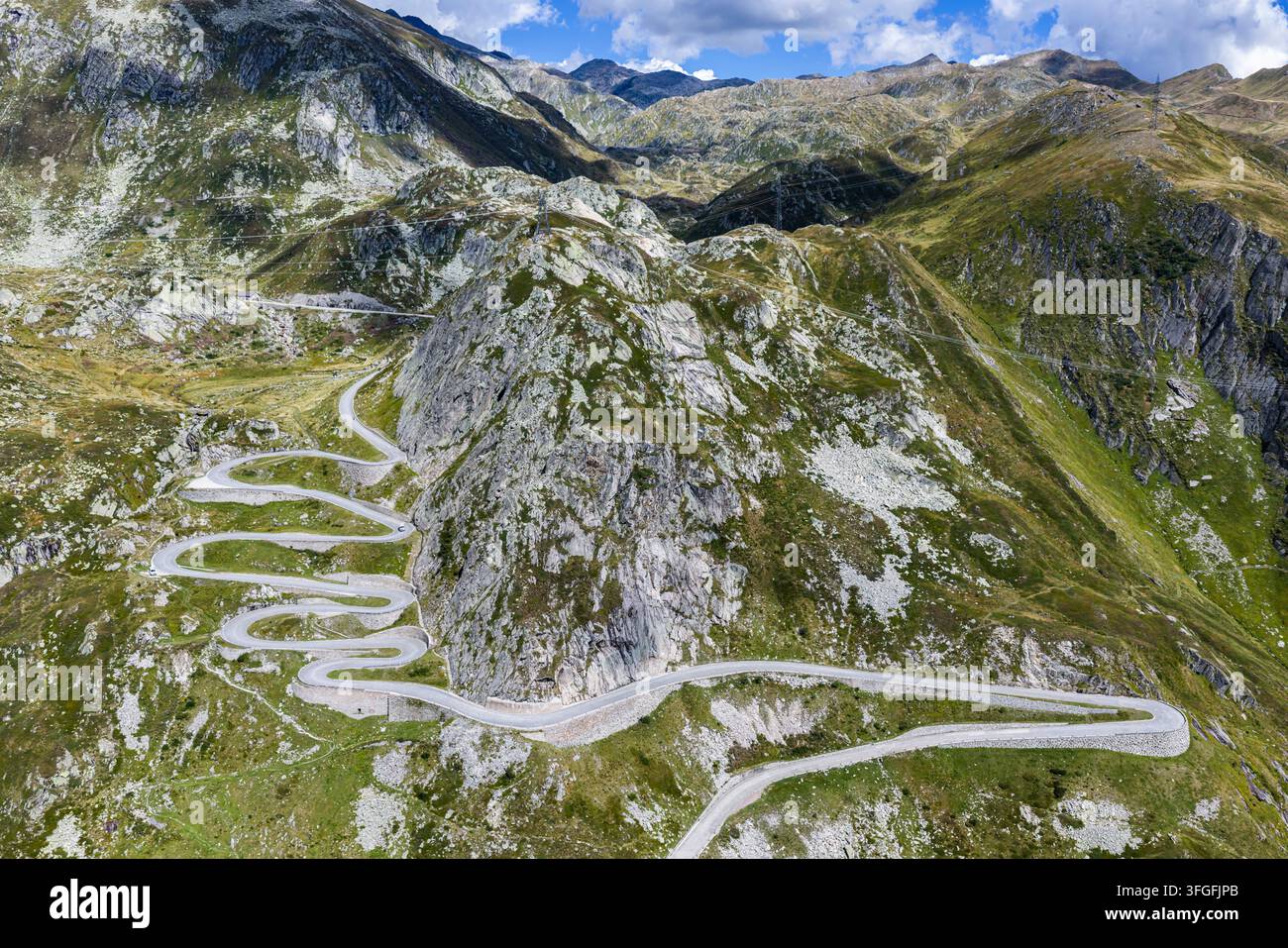 La Tremola, route serpentine mondialement célèbre à travers la Val Tremolo. La Tremolastrasse est le plus long monument de construction routière en Suisse avec 24 virages Banque D'Images