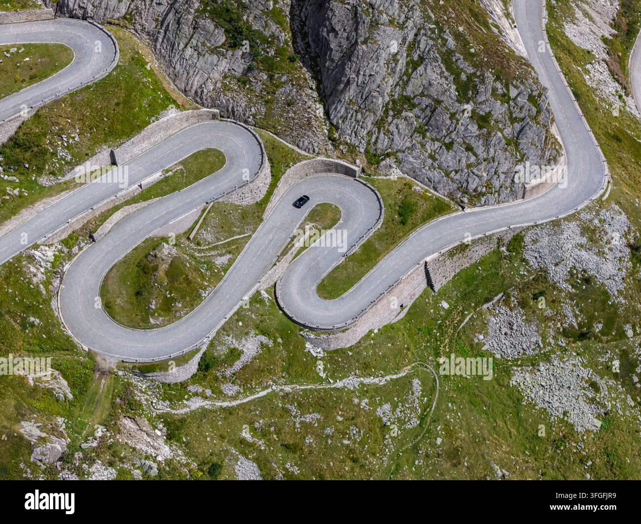 La Tremola, route serpentine mondialement célèbre à travers la Val Tremolo. La Tremolastrasse est le plus long monument de construction routière en Suisse avec 24 virages Banque D'Images