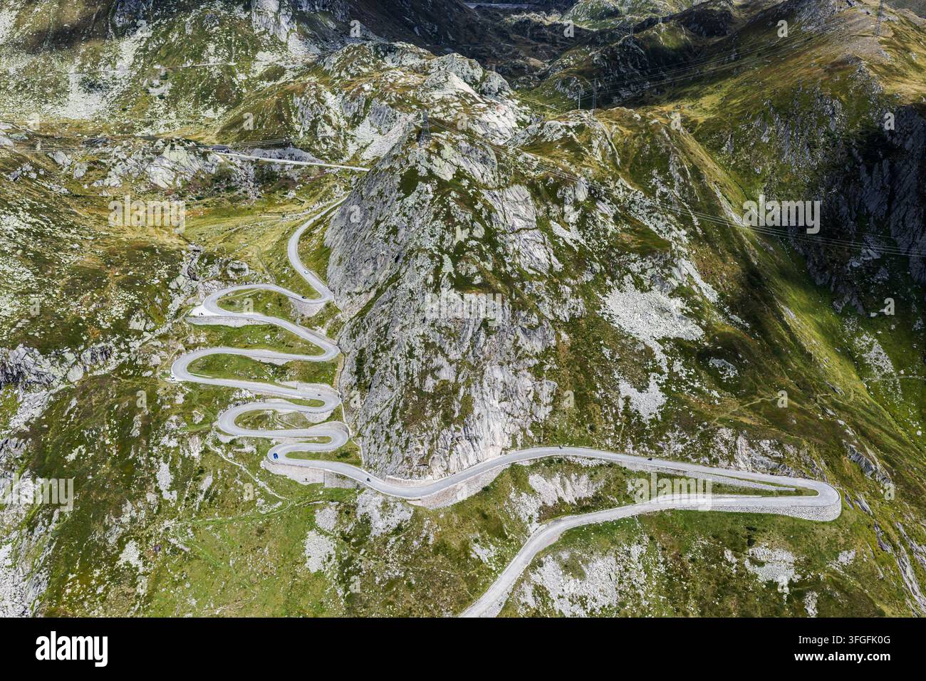 La Tremola, route serpentine mondialement célèbre à travers la Val Tremolo. La Tremolastrasse est le plus long monument de construction routière en Suisse avec 24 virages Banque D'Images