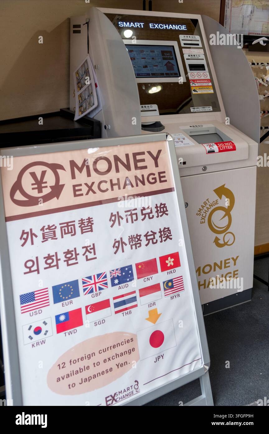 Distributeur de change de devises étrangères pour douze devises différentes en yens japonais à Kobe (神戸), Hyogo, Japon. Banque D'Images