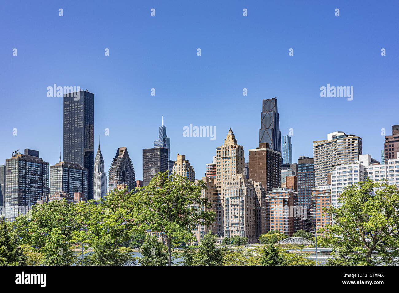 Ciel urbain de Midtown East Manhattan vu depuis Roosevelt Island, New York City, New York, États-Unis Banque D'Images