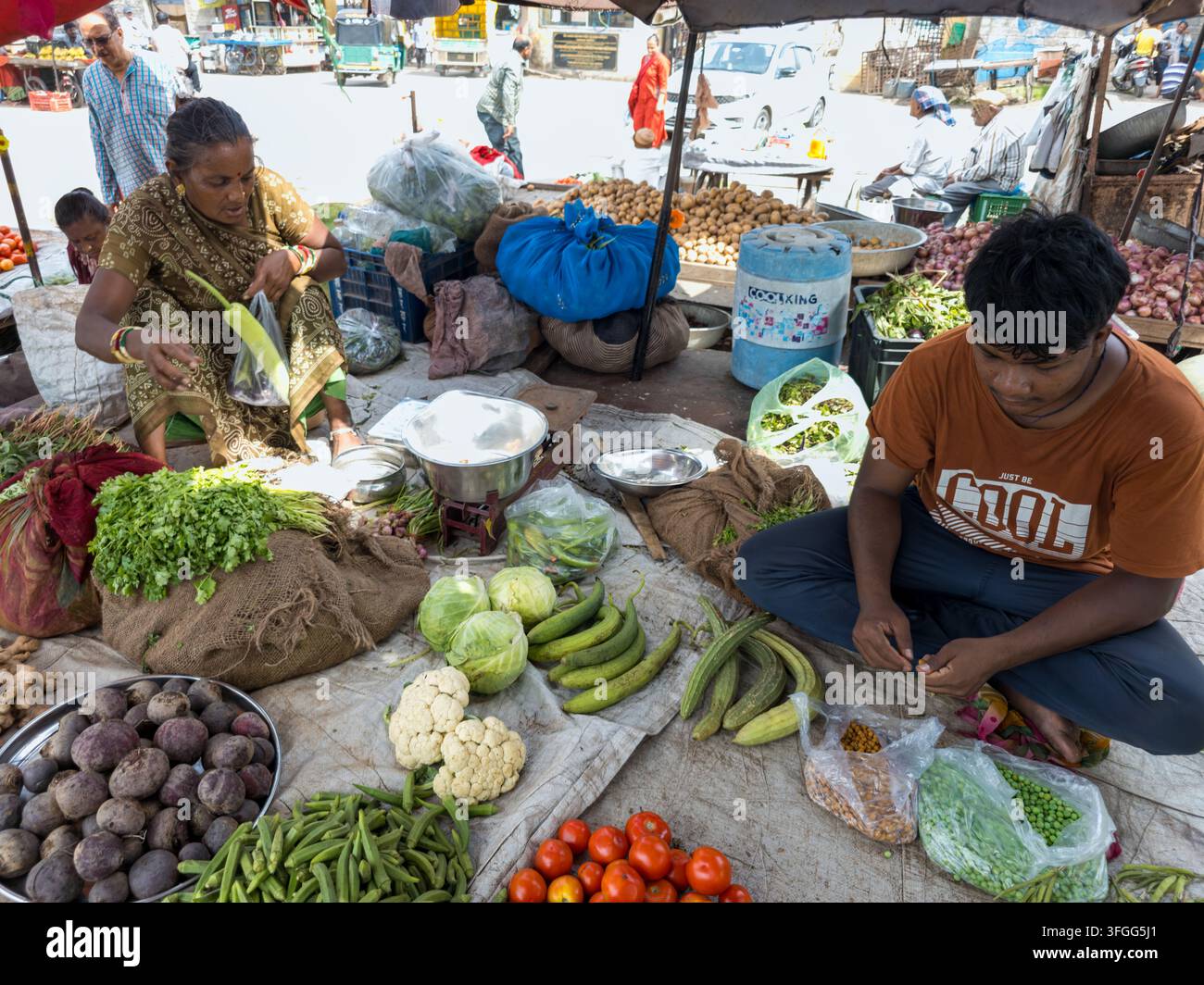 Une scène vibrante sur un marché local de légumes au Gujarat, en Inde, mettant en scène des vendeurs vendant des produits frais comme des tomates, du chou-fleur et des haricots verts - Image de stock capturée avec un smartphone