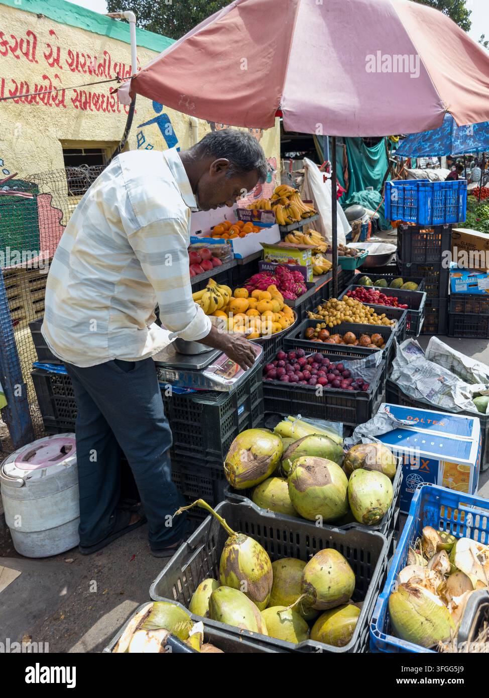 Une scène vibrante sur un marché local de légumes au Gujarat, en Inde, mettant en scène des vendeurs vendant des produits frais comme des tomates, du chou-fleur et des haricots verts - Image de stock capturée avec un smartphone