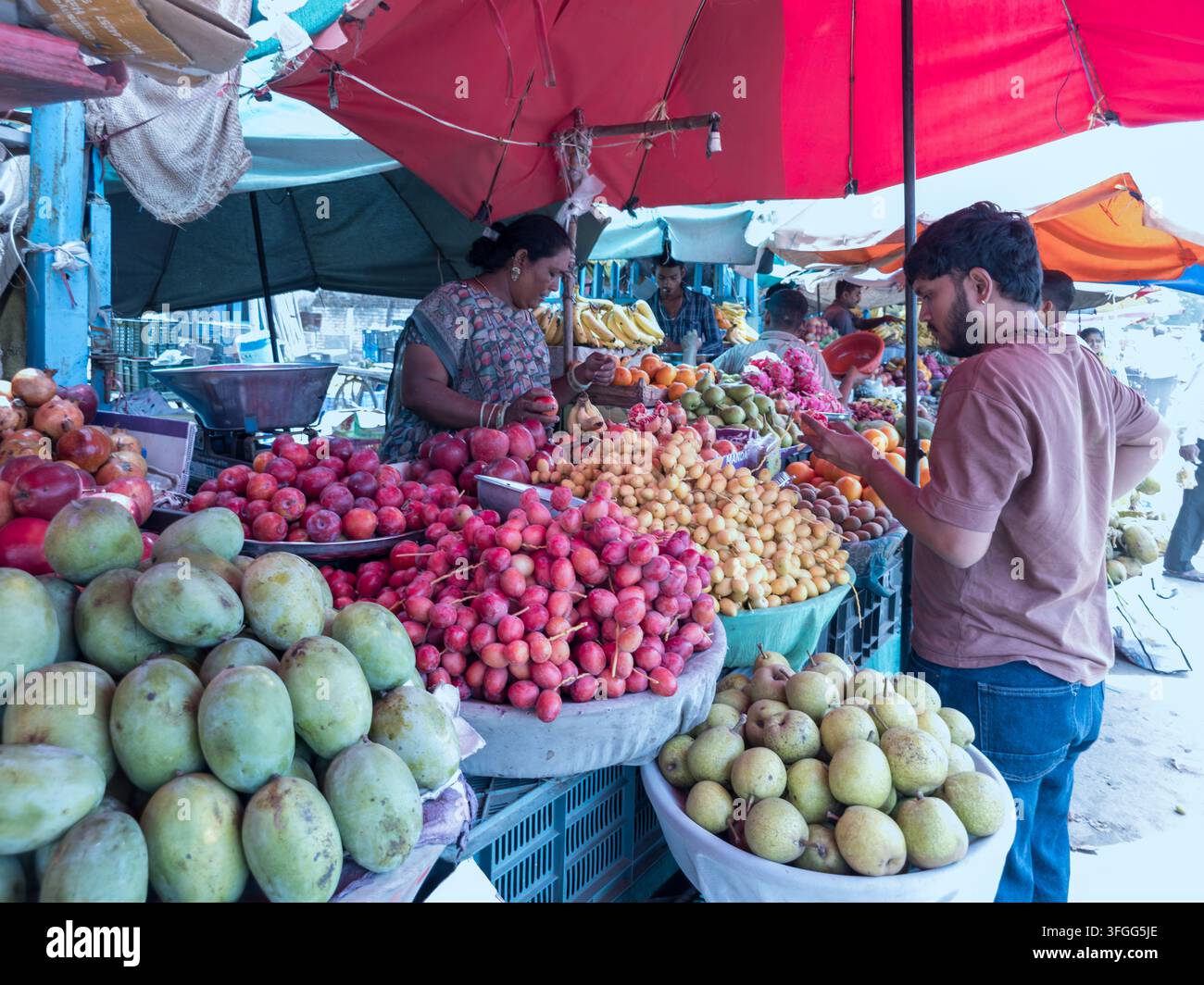 Une scène vibrante sur un marché local de légumes au Gujarat, en Inde, mettant en scène des vendeurs vendant des produits frais comme des tomates, du chou-fleur et des haricots verts - Image de stock capturée avec un smartphone