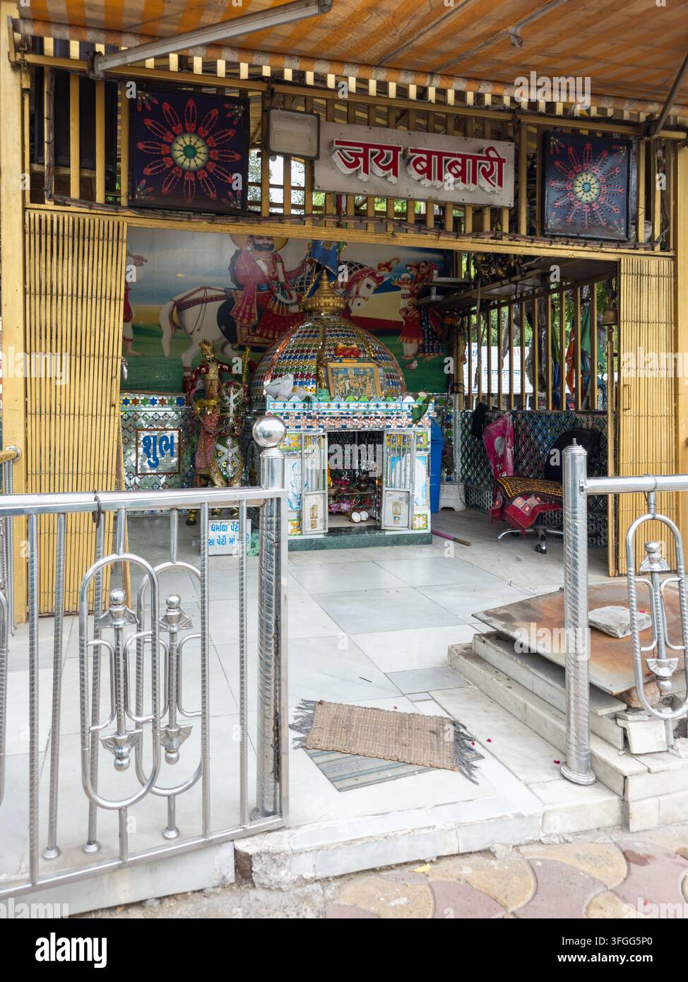 Entrée d'un temple hindou traditionnel au Gujarat, en Inde, présentant des œuvres d'art religieuses vibrantes et une architecture complexe. Le temple est orné de c - Image de stock capturée avec un smartphone