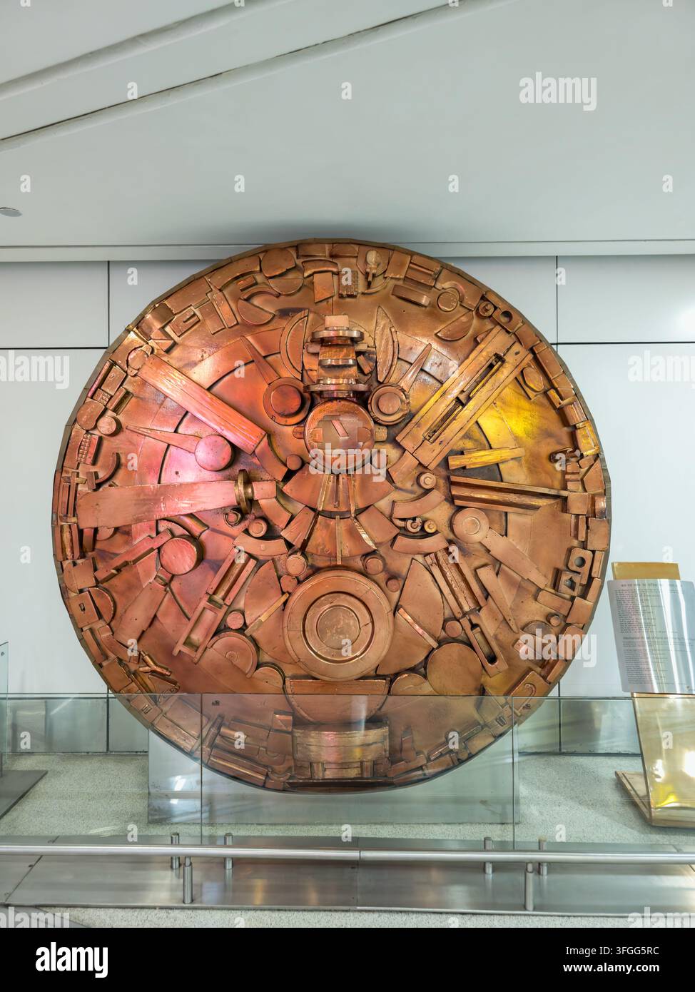 Sculpture métallique abstraite exposée à l'aéroport d'Ahmedabad, en Inde, présentant des motifs géométriques complexes et des éléments de design industriel. Idéale pour une utilisation - Image de stock capturée avec un smartphone