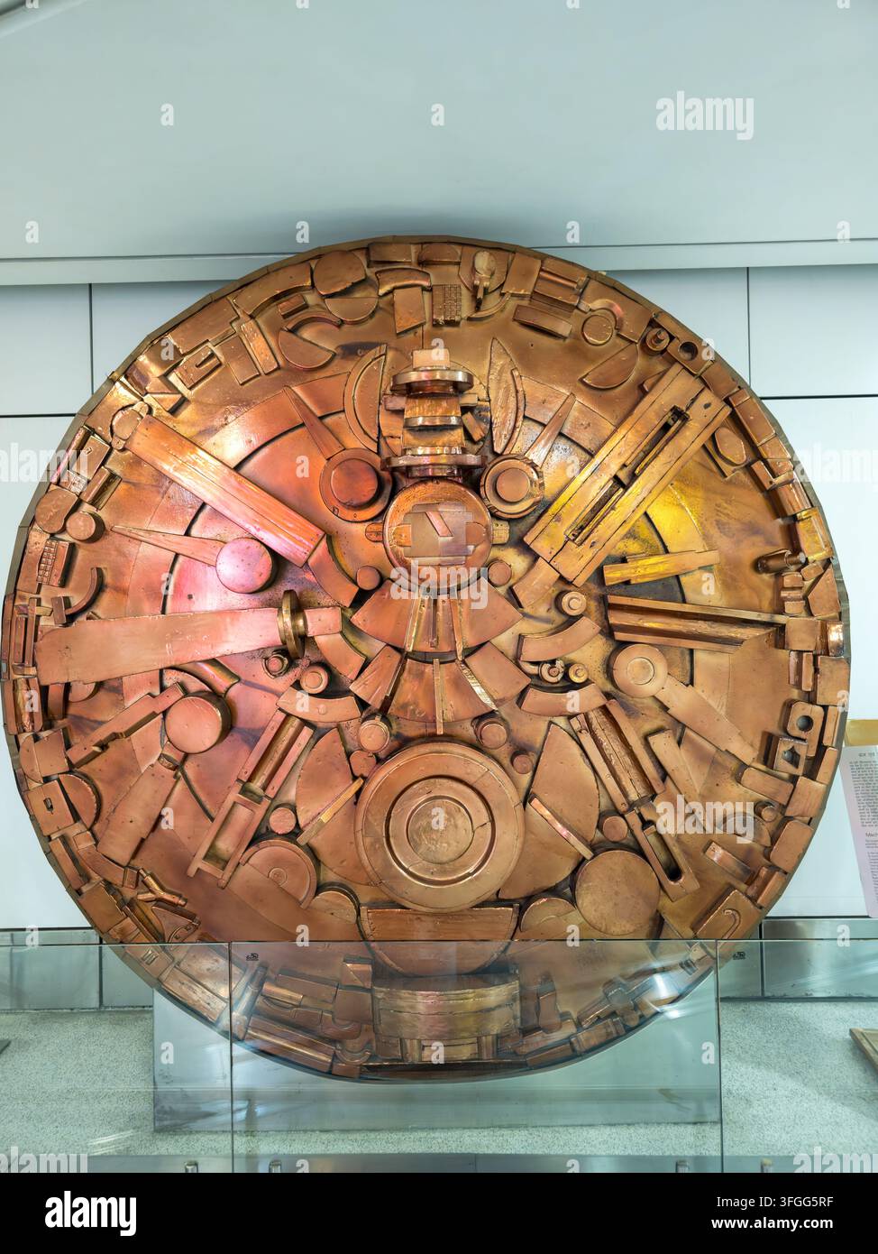 Sculpture métallique abstraite exposée à l'aéroport d'Ahmedabad, en Inde, présentant des motifs géométriques complexes et des éléments de design industriel. Idéale pour une utilisation - Image de stock capturée avec un smartphone