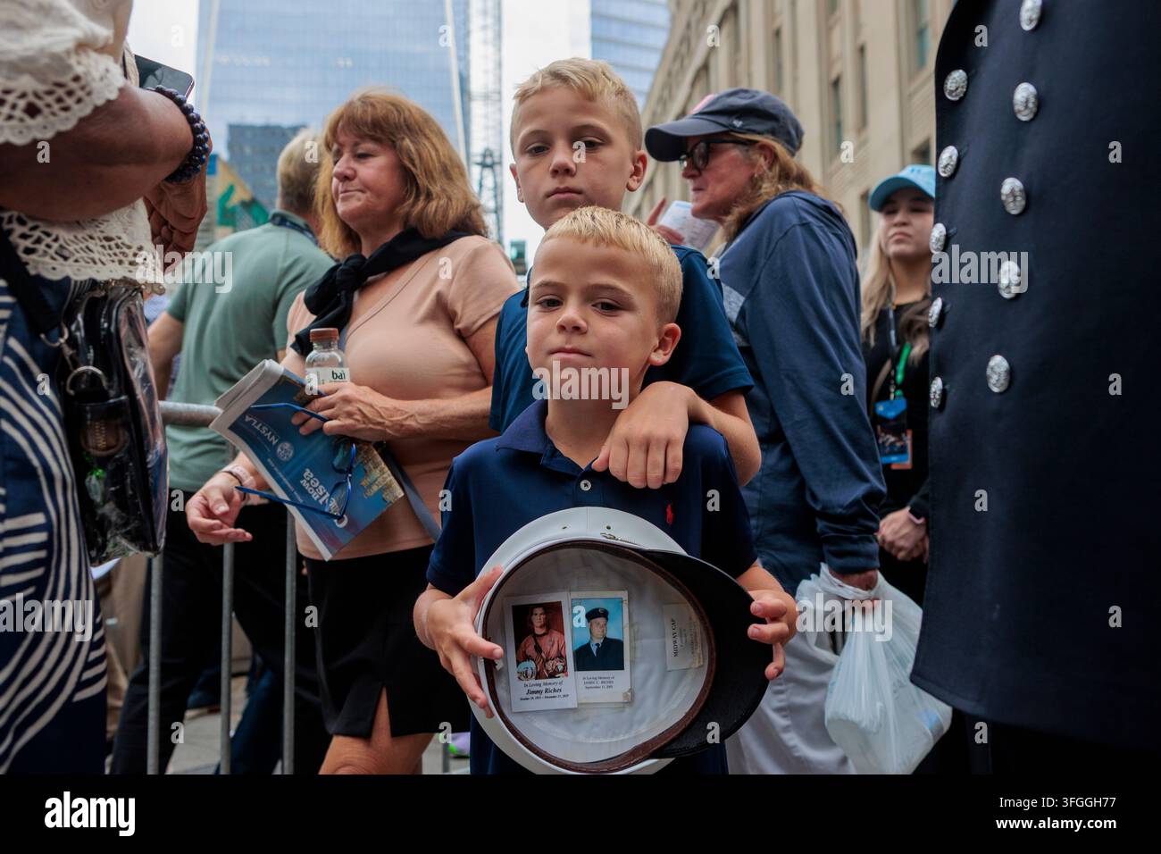 NYC, 11 sept. 2026 : Les membres de la famille arrivent pour assister à la 25e commémoration annuelle des attentats du 11 septembre à Lower Manhattan. Banque D'Images