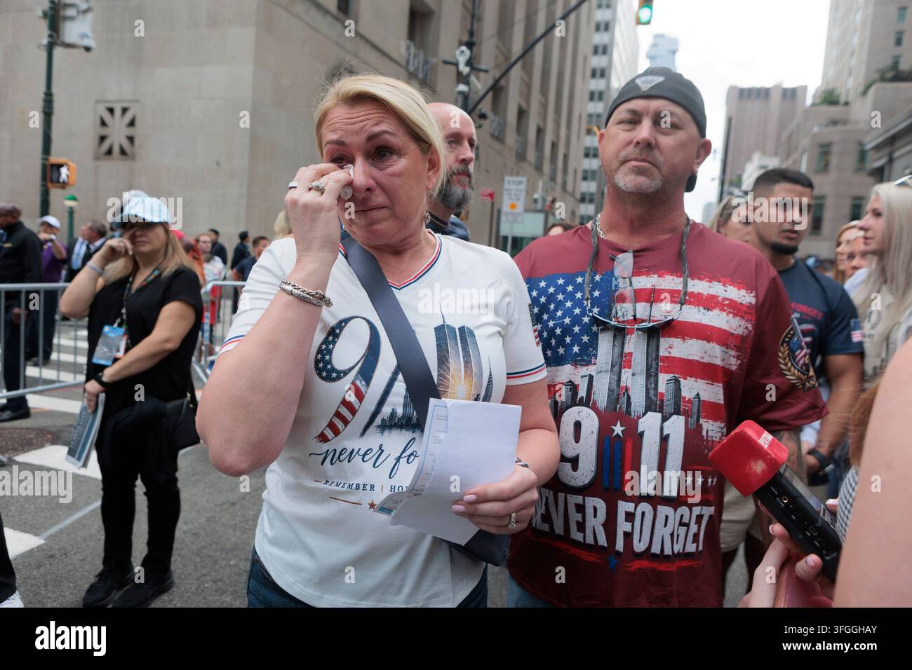 NYC, 11 sept. 2026 : Les membres de la famille arrivent pour assister à la 25e commémoration annuelle des attentats du 11 septembre à Lower Manhattan. Banque D'Images