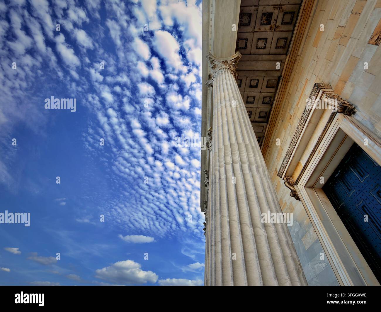 Philadelphie, PA, États-Unis - 12 septembre 2026 : Une colombe s’élève vers le ciel avec de petits nuages duveteux à la façade arrière du Founder's Hall sur le campus de G - Image de stock capturée avec un smartphone