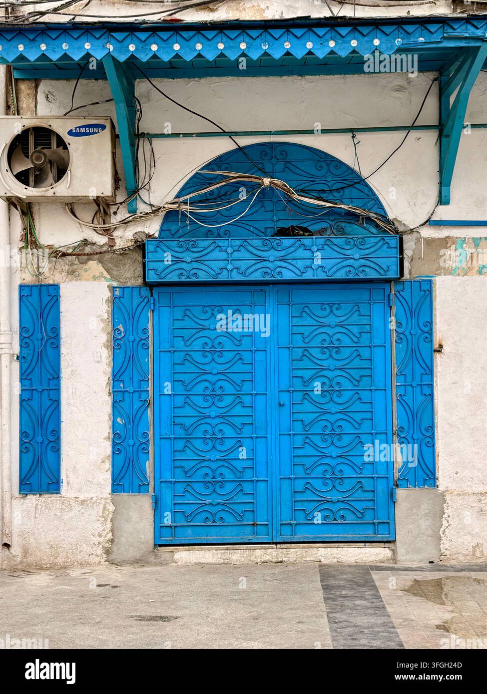 Porte en métal bleue et façade usée dans la Médina historique de Tunis, Tunisie Banque D'Images