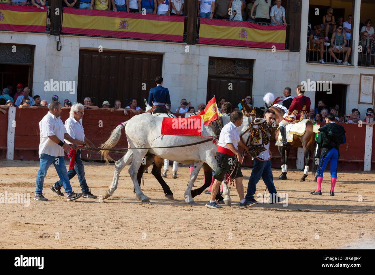 Les mulilleros sont présentés lors du Gran Acontecimiento de Rejoneo (corrida à cheval) pendant les Fiestas de Nuestra Señora y San Ro Banque D'Images