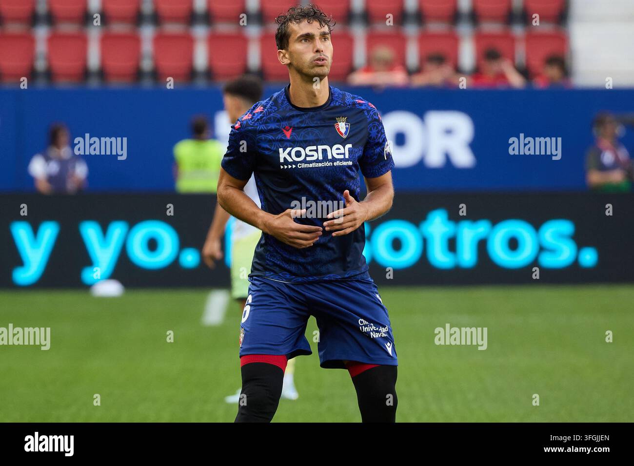 Pamplona, Espagne. 12 sep 2026. Lucas Torro (6. OSA) lors de l'échauffement pendant le match LaLiga EA Sports entre le CA Osasuna et le RCD Espanyol joué au El Sadar à Pampelune. Crédit : Inigo Alzugaray/Agencia LOF Crédit : Agencia LOF/Alamy Live News Banque D'Images