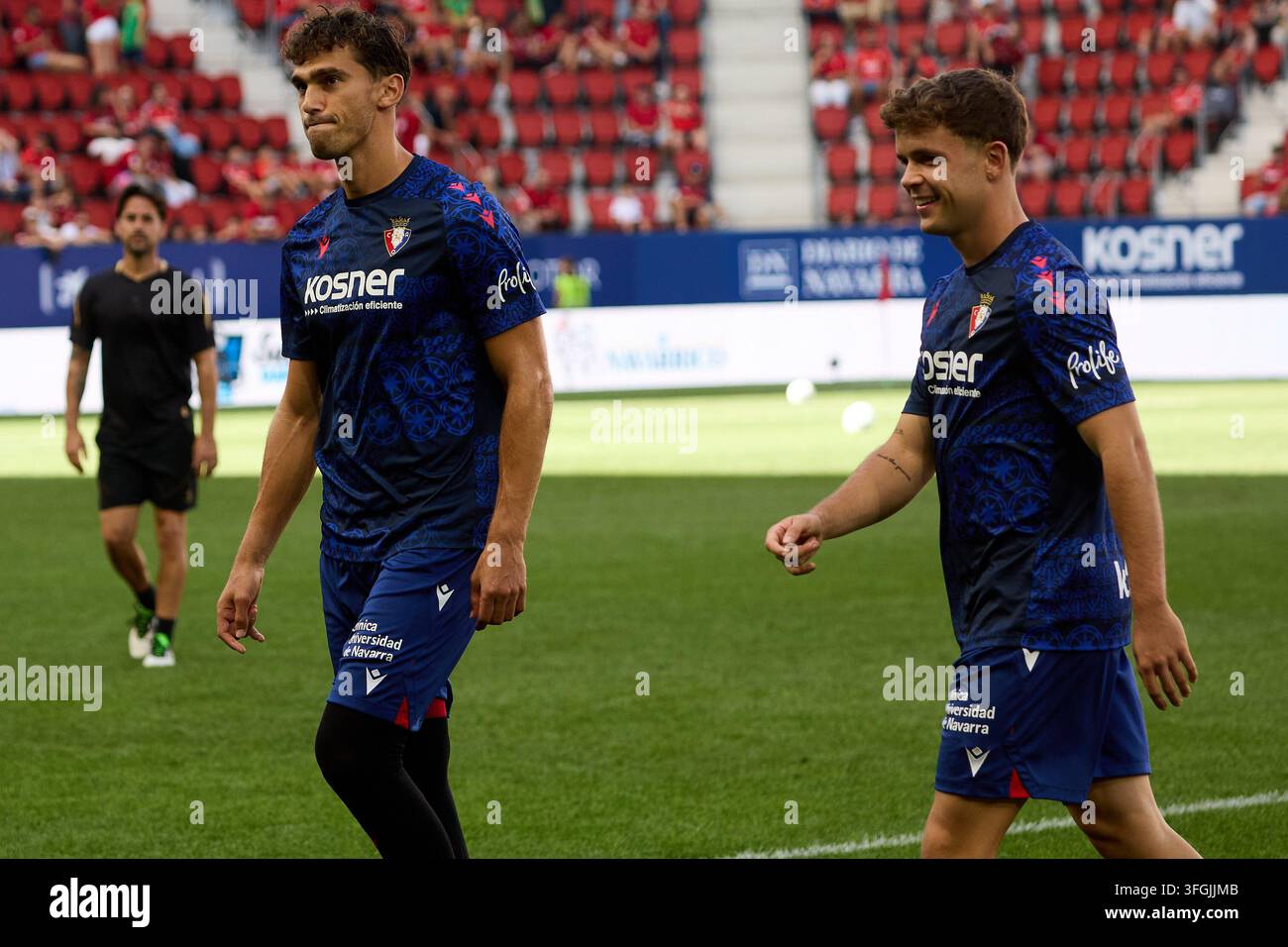Pamplona, Espagne. 12 sep 2026. Lucas Torro (6. OSA) (L) et Mauro Echegoyen (26. OSA) (R) lors de l'échauffement pendant le match LaLiga EA Sports entre le CA Osasuna et le RCD Espanyol joué au El Sadar à Pampelune. Crédit : Inigo Alzugaray/Agencia LOF Crédit : Agencia LOF/Alamy Live News Banque D'Images
