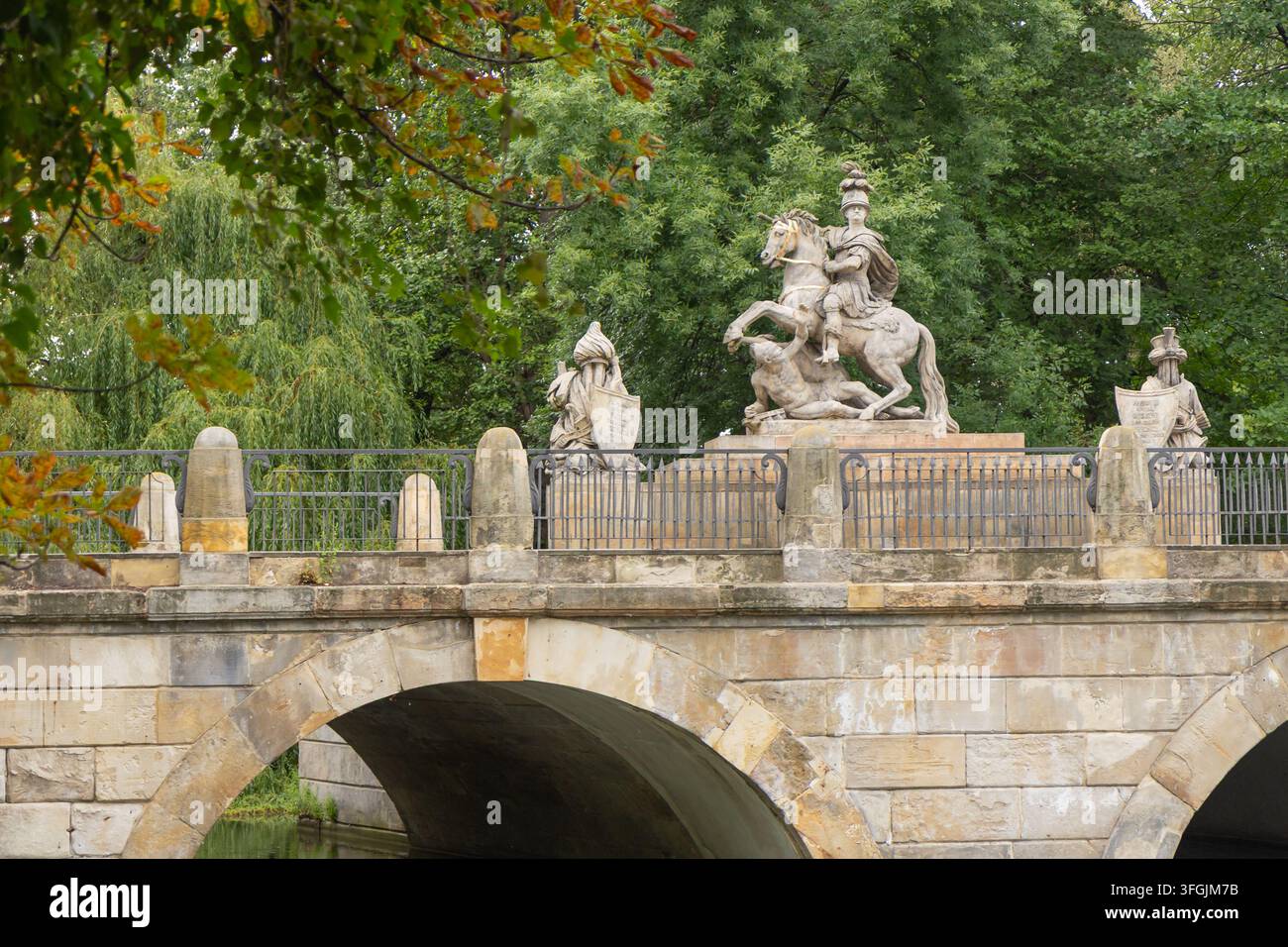 Monument du roi Jan III Sobieski, statue équestre située sur un pont de pierre classique dans les Lazienki Krolewskie de Varsovie, représentant le roi à cheval Banque D'Images