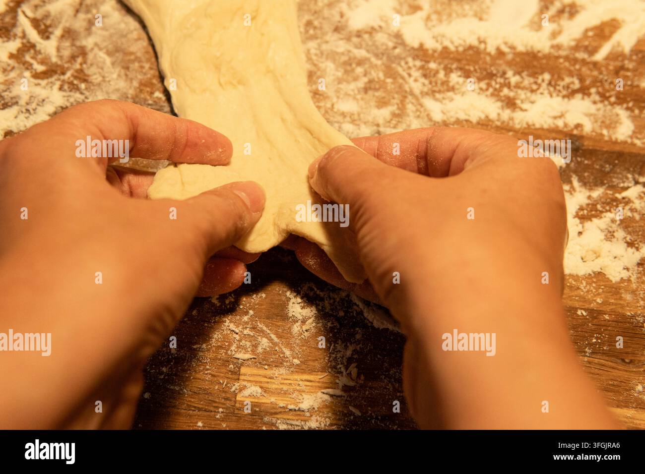 Mains façonnant la pâte à levain pour une pâtisserie traditionnelle, gros plan Banque D'Images