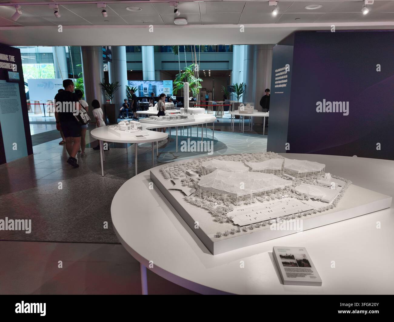 Modèles architecturaux et expositions lors de l'exposition „70 ans de RSP : Où le design rencontre l'humanité“, organisée au Centre URA à Singapour. Banque D'Images