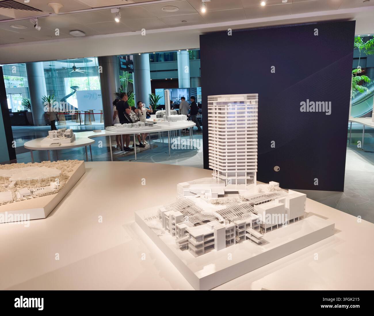 Modèles architecturaux et expositions lors de l'exposition „70 ans de RSP : Où le design rencontre l'humanité“, organisée au Centre URA à Singapour. Banque D'Images