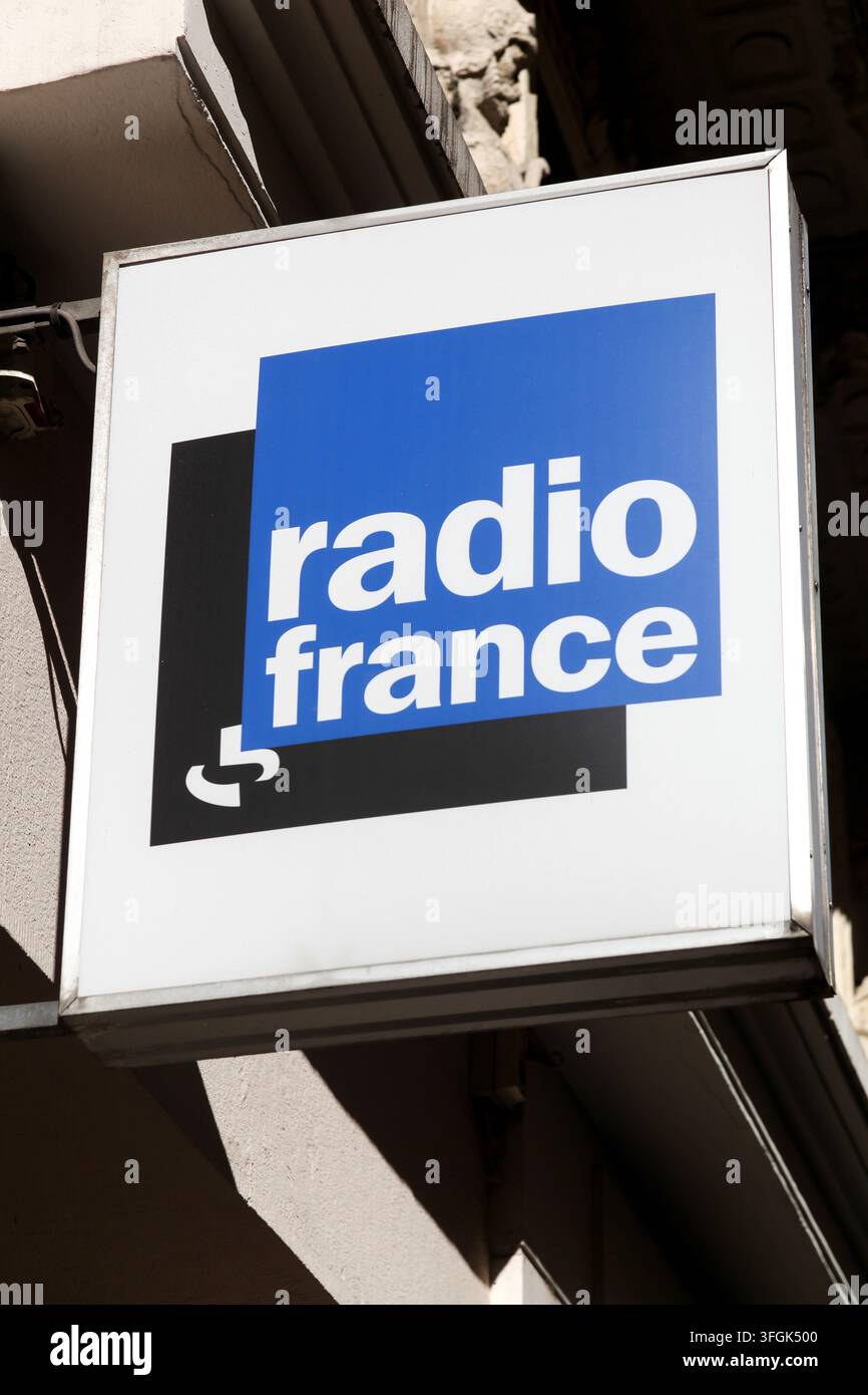 Lyon, France – 15 août 2016 : Logo de Radio France sur un bâtiment. Radio France est le radiodiffuseur public national français Banque D'Images
