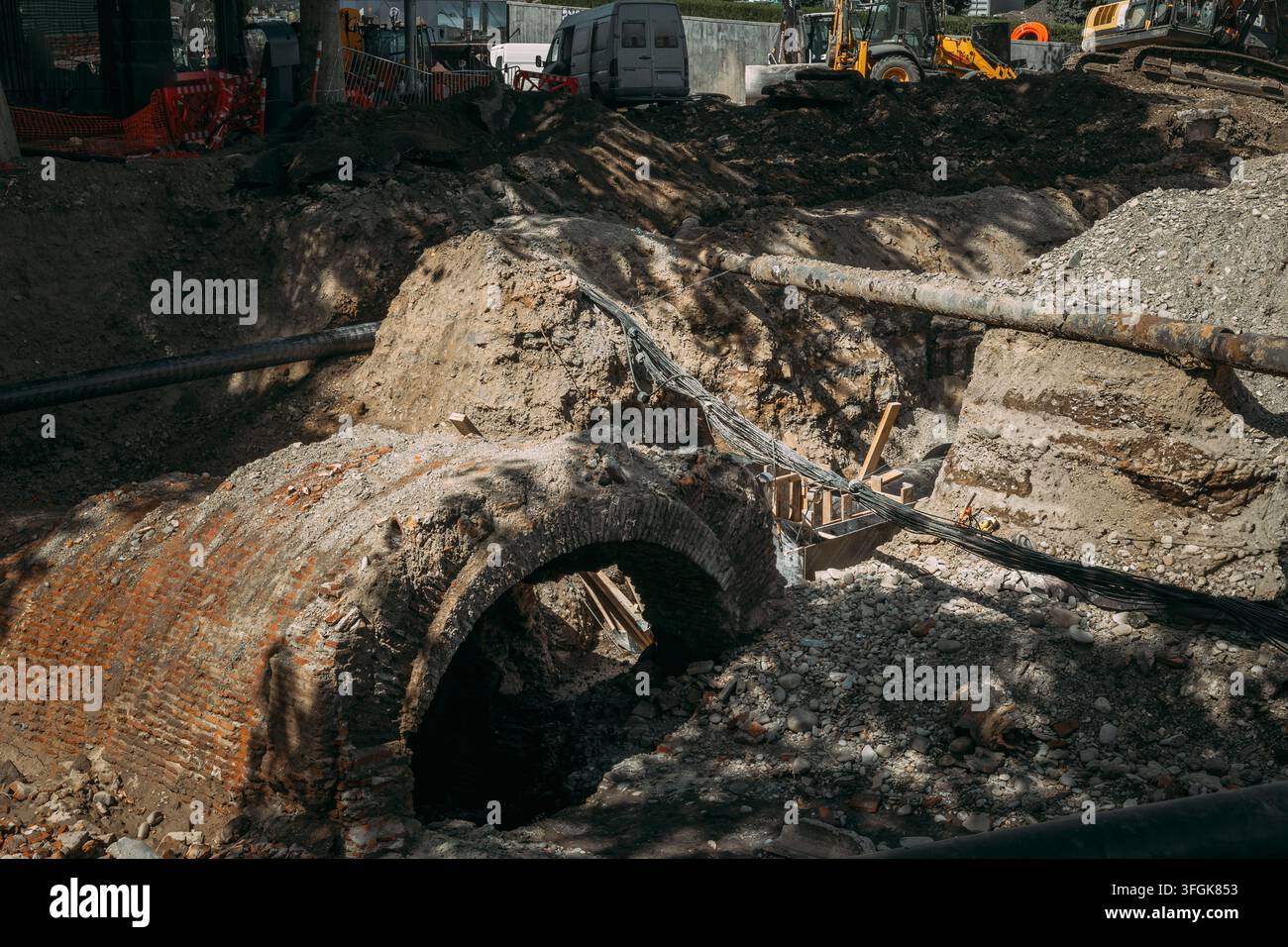 Arc en briques exposé découvert lors de la reconstruction de l'avenue Banque D'Images