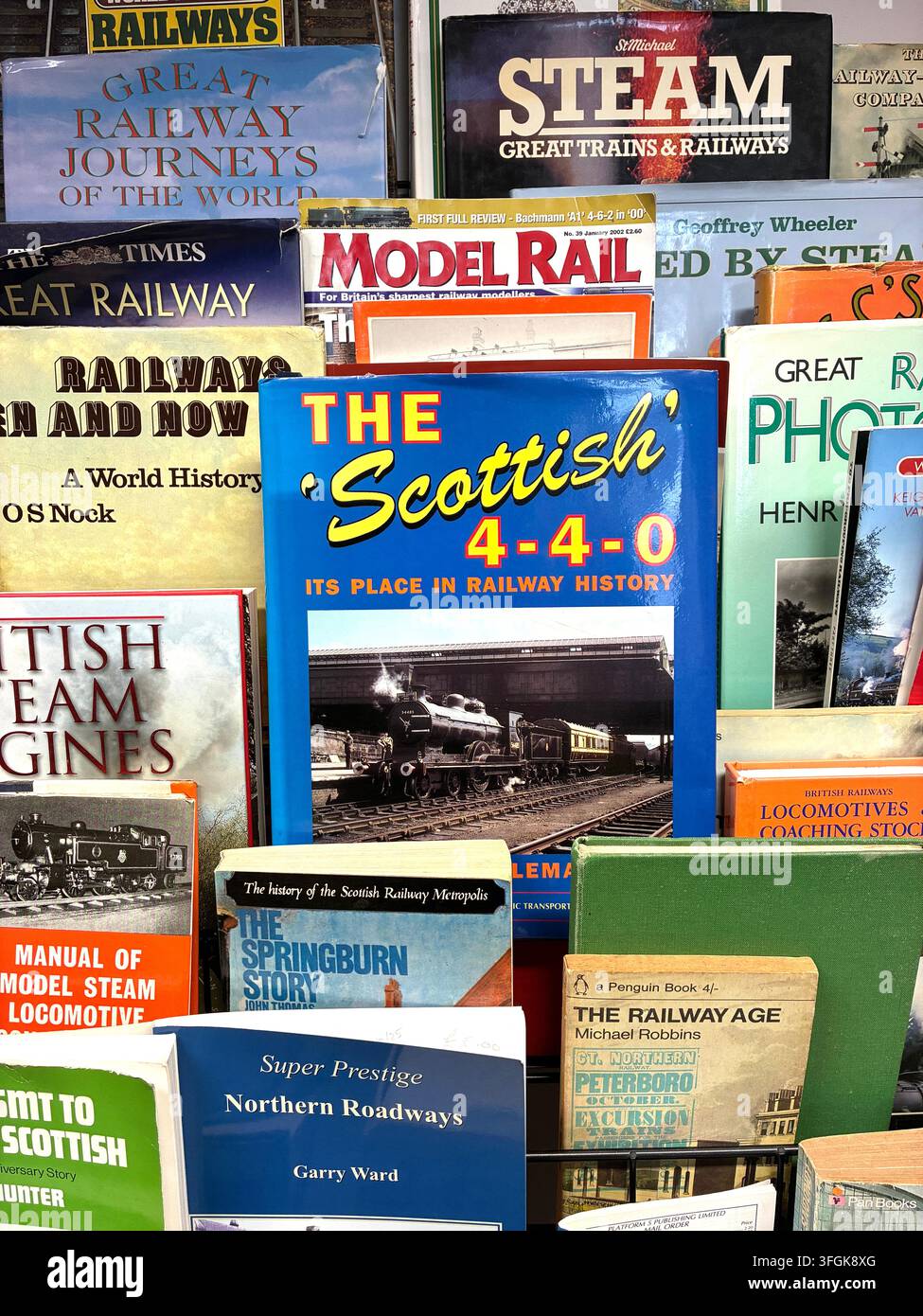 Livres d'occasion sur les chemins de fer et les trains à vendre dans une librairie d'occasion à Wigtown, Écosse, Royaume-Uni en 2026 - Image de stock capturée avec un smartphone