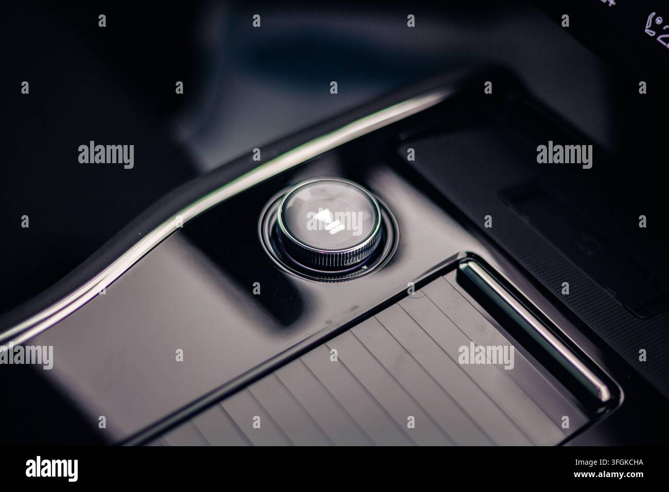 Détail macro du bouton de contrôle multimédia avec symbole de lecture et de pause sur la console centrale d'un intérieur de voiture moderne. Banque D'Images