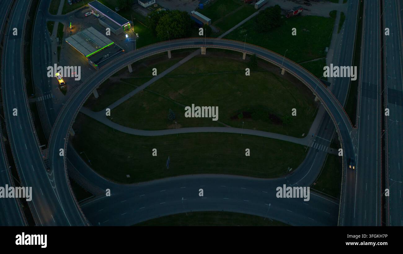 Vue aérienne du haut d'une jonction rampante courbée à la tombée de la nuit Banque D'Images