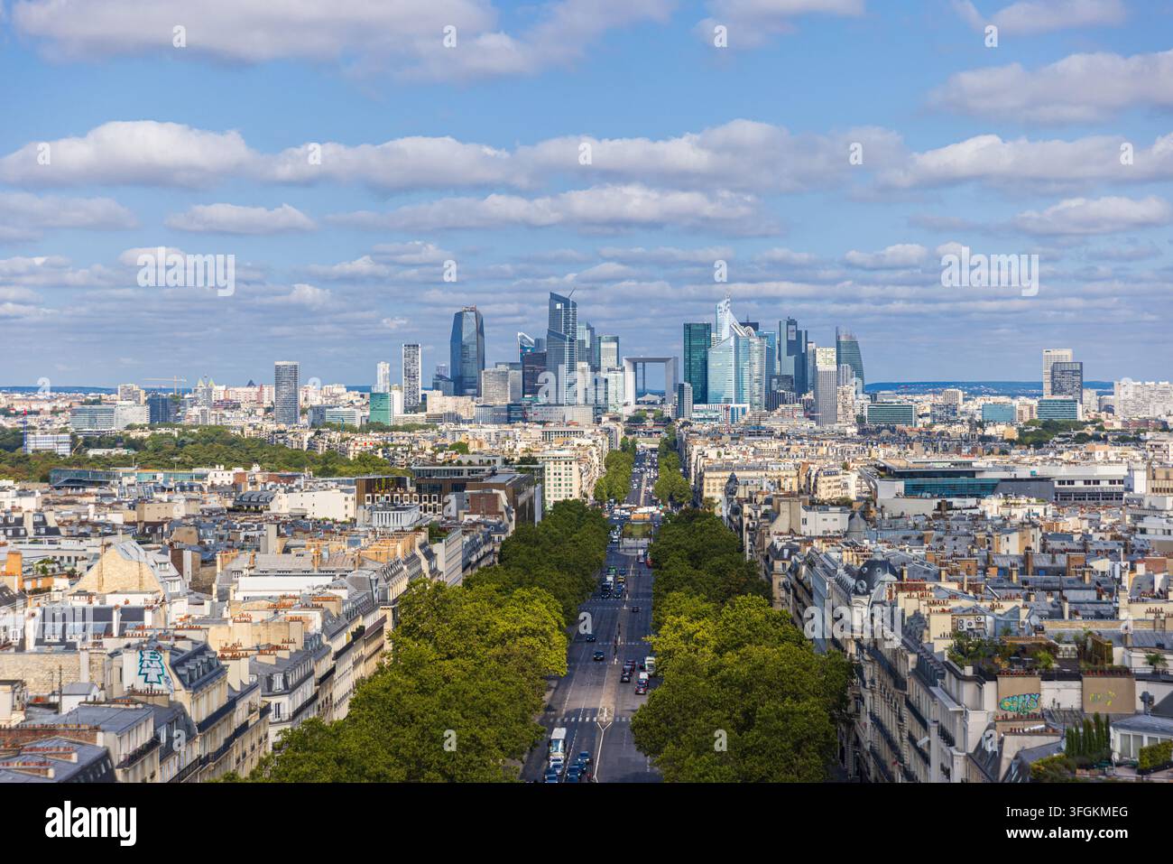 Vue élevée de la skyline de Paris en direction du quartier des affaires de La Défense Banque D'Images