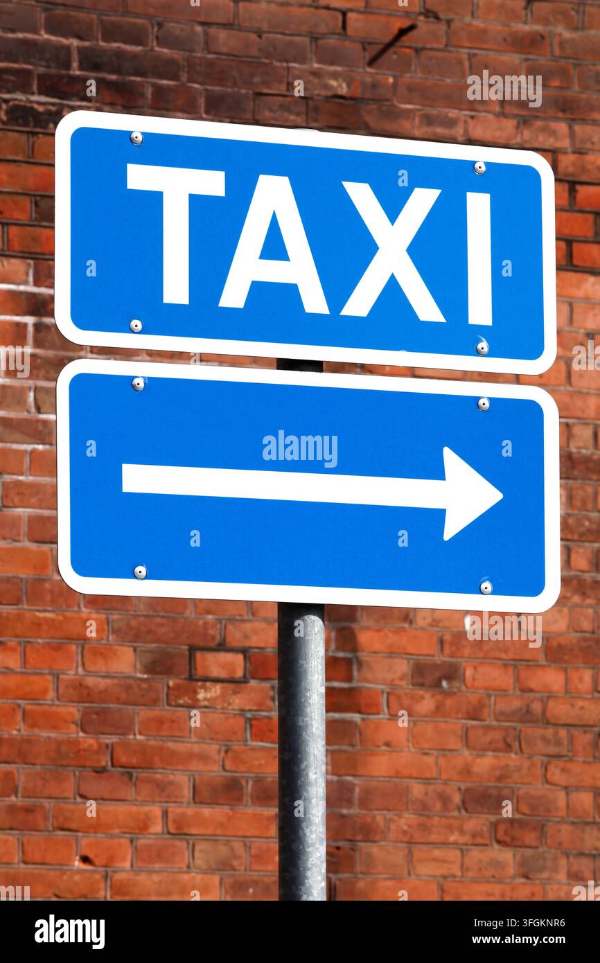 Panneau directionnel de taxi bleu au Danemark Banque D'Images