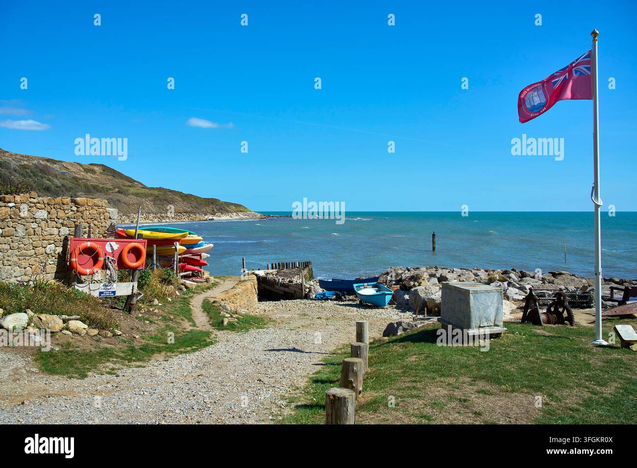 Drapé rouge flottant au-dessus du port de Castlehaven sur l'île de Wight Banque D'Images