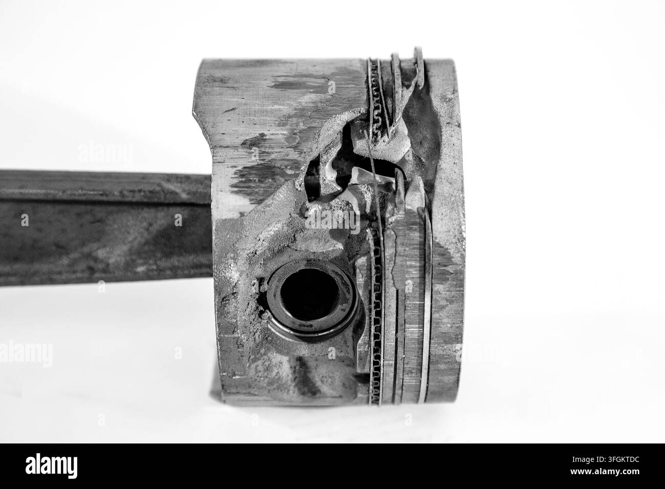 Échec du piston à jupe courte du moteur de course potentiellement causé par un écartement incorrect des segments à des régimes élevés Banque D'Images