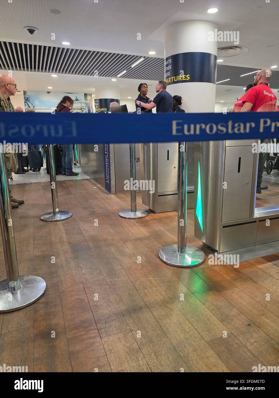 Au comptoir d'enregistrement Eurostar à la gare de Bruxelles-Midi vers 16h35, un membre du personnel a été vu être retenu par un autre collègue après avoir engagé une altercation concernant des retards du service. Le passager a déposé une plainte, qui a rapidement dégénéré et des jurons en français ont été entendus. Après cela, un autre membre du personnel est arrivé et s'est placé entre les deux parties. Banque D'Images