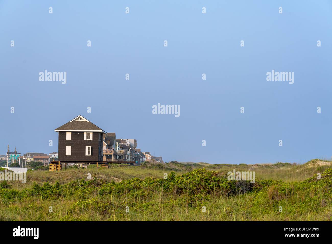 Maisons de plage sur Hatteras Island entre une vaste étendue de dunes de marée en Caroline du Nord Banque D'Images