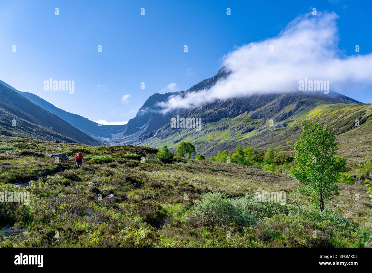 Randonneurs marchant vers Ben Nevis en Écosse, Royaume-Uni, randonnée par la voie de la Face Nord Banque D'Images