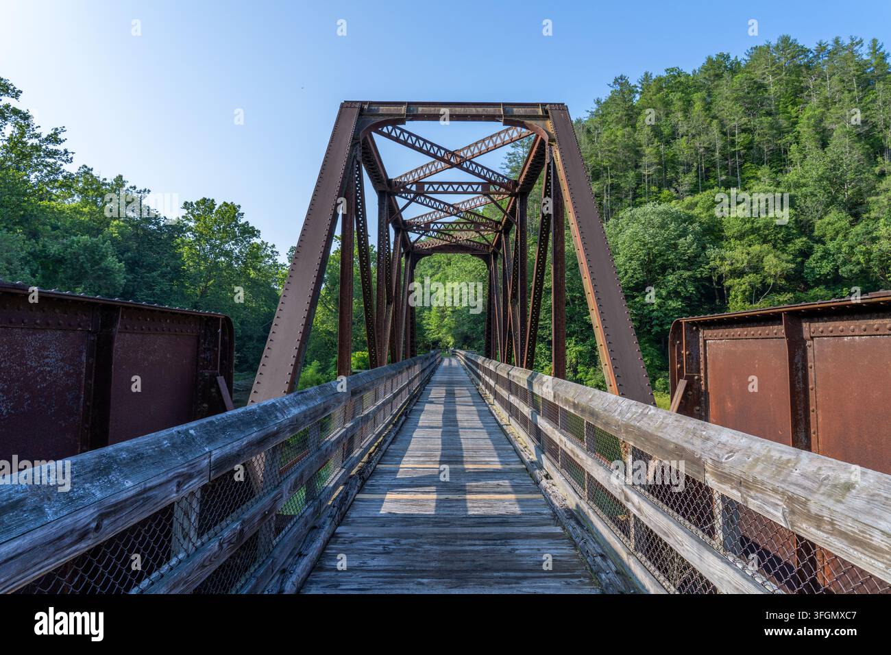 Un pont sur le New River Trail State Park pour vélos, partie d'une ancienne ligne ferroviaire en Virginie Banque D'Images