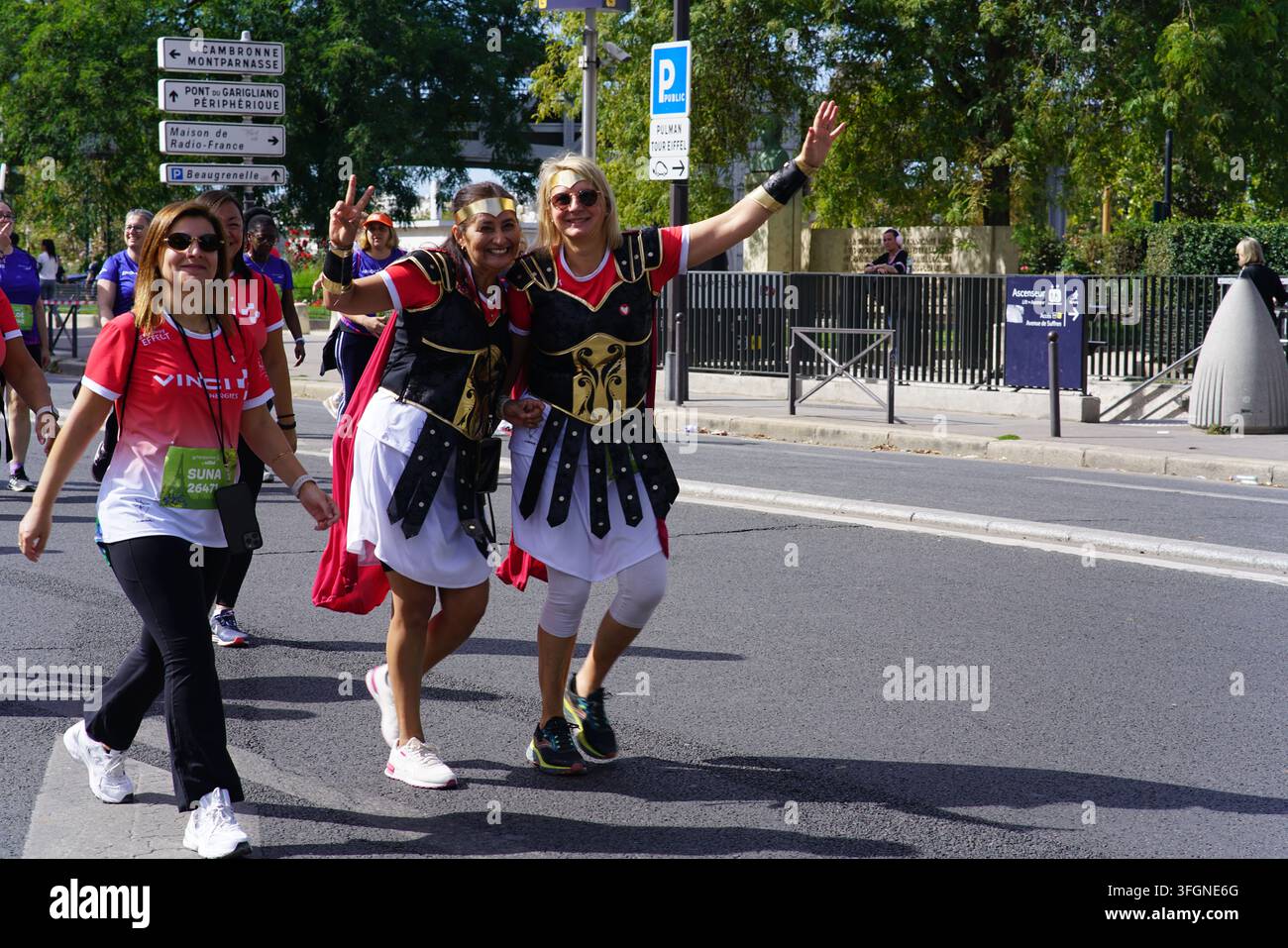 Coureuses en costumes de style romain posant dans la rue lors de l'événement de course féminine La Parisienne à Paris, France. Banque D'Images