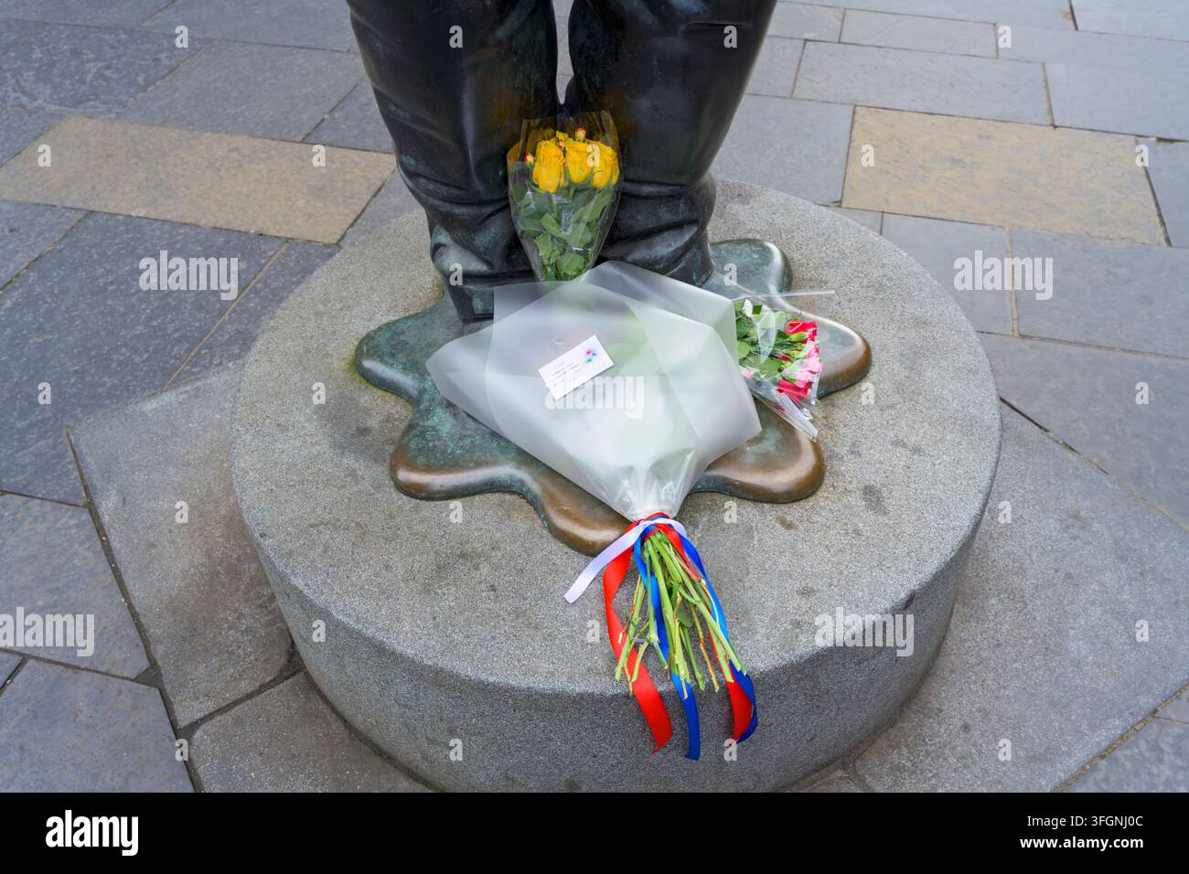 Fleurs déposées sur la sculpture Citizen Firefighter au 25e anniversaire des attentats du 11 septembre, Gordon Street, Glasgow, Écosse, Royaume-Uni Banque D'Images
