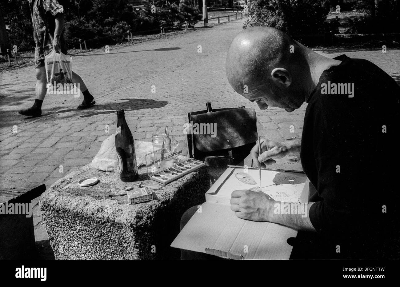Allemagne, Berlin, 02.05.1993, artiste à Kollwitzplatz, homme avec un sac de courses Banque D'Images