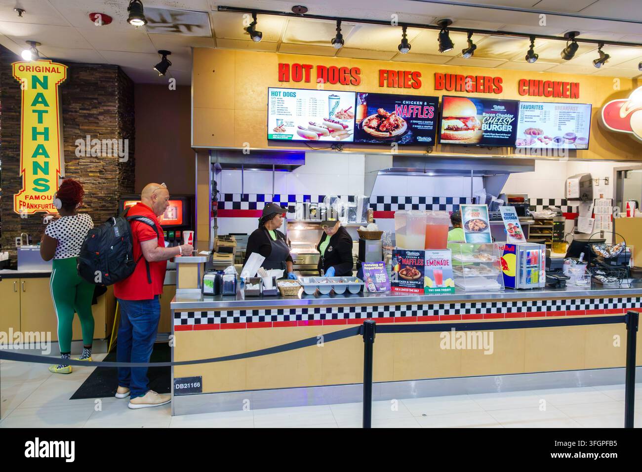 Miami Floride, Aéroport international de Miami, Nathan's Famous, Original Nathan's Famous, restaurant, fast-food, comptoir, restaurant d'aéroport, clients, empl Banque D'Images