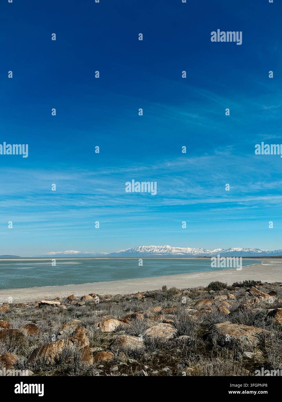 Rocky Shoreline et montagnes enneigées au parc d'État d'Antelope Island. Banque D'Images