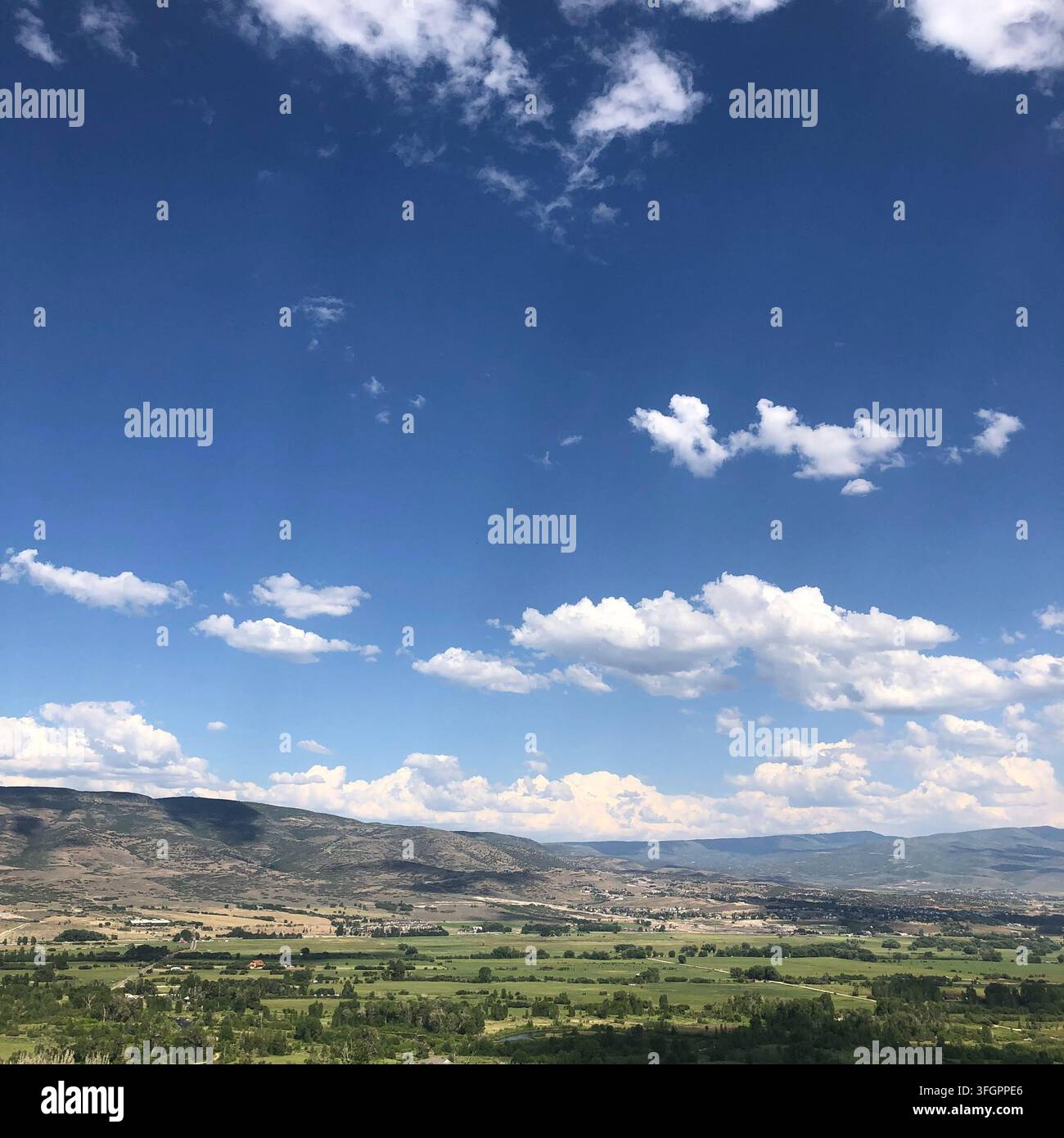 Vaste vallée montagneuse verte sous un ciel partiellement nuageux dans l'Utah, États-Unis Banque D'Images