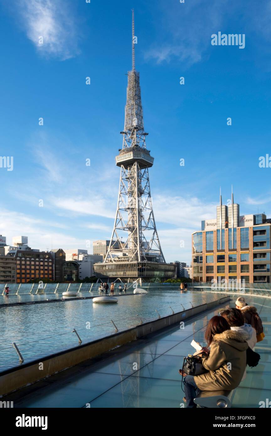 Vue au niveau de la piscine de l’architecture du „vaisseau spatial aquatique“ ovale surélevé à Oasis 21 (オアシス 21) et de la tour Nagoya dans le quartier de Nishiki de Nagoya (名古屋), Japon. Banque D'Images