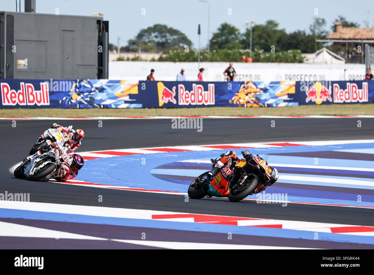 Misano Adriatico, Italie. 13 sep., 2026. Pedro Acosta de Red Bull KTM, d'Espagne (R), concourt pendant le MotoGP San Marino et le Grand Prix de la Riviera de Rimini 2026 au Misano World Circuit, Misano Adriatico, Italie, le 13 sep., 2026. Crédit : Jean Pierre Thill/Xinhua/Alamy Live News Banque D'Images